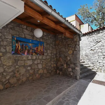 Pia Volosko, * Opatija